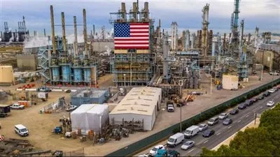 ارتفاع المخزونات الأمريكية من النفط الخام وهبوط البنزين