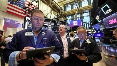 وول ستريت تغلق على تراجع بعد نشر محضر اجتماع الفيدرالي الأمريكي