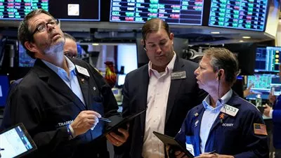 وول ستريت تغلق على انخفاض حاد مع تحول التركيز لخطاب باول المرتقب