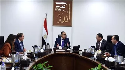 رئيس الوزراء يتابع خطط توفير الاحتياجات من المواد البترولية
