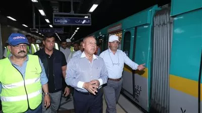 وزير النقل يتابع التشغيل التجريبي للمرحلة الثالثة من الخط الثالث للمترو