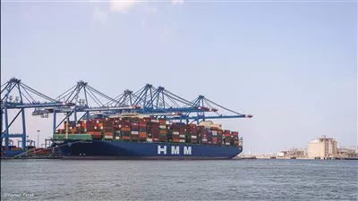 ميناء دمياط يستقبل أول سفينة من الخط الملاحي الكوري HMM