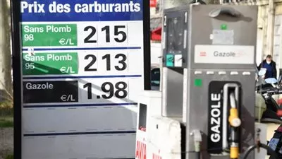 فرنسا تعتزم بيع الوقود بأقل من تكلفته لاحتواء التضخم