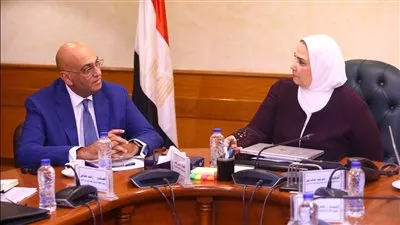 «القباج» تبحث مع جهاز تنمية المشروعات دعم الصناعات الحرفية والتراثية في مصر 