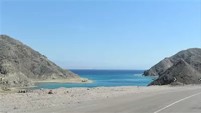 رئيس الوزراء يتفقد طريقي شق الثعبان و«طابا - نويبع» 