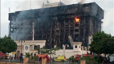 وزير الداخلية يتفقد آثار حريق مديرية امن الاسماعيلية