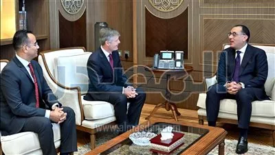 على هامش توقيع مشروع «الوقود الأخضر».. رئيس الوزراء يلتقى الرئيس التنفيذي لشركة «C2X»