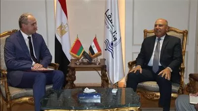 وزير النقل يبحث مع سفير بيلاروسيا إنشاء مصنع للأتوبيسات الكهربائية ببرج العرب 