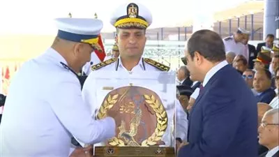 الرئيس السيسي يتسلم هدية تذكارية من رئيس أكاديمية الشرطة