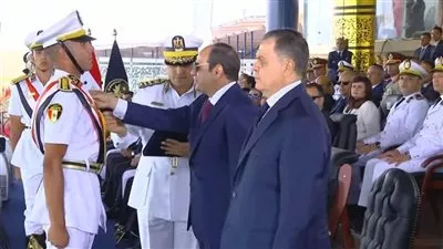 الرئيس السيسي يقلد أوائل خريجي كلية الشرطة نوط الامتياز