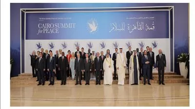 الرئيس السيسي يتوسط صورة تذكارية مع القادة والزعماء المشاركين بقمة القاهرة للسلام 