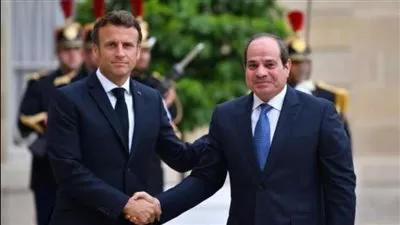 الرئيس السيسي يستقبل نظيره الفرنسي بقصر الاتحادية 