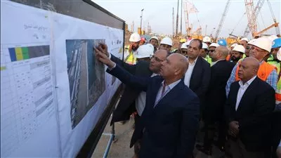 وزير النقل يتابع المشروعات الجاري تنفيذها بميناء دمياط البحري 