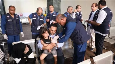 الصحة: وصول أول مجموعة من الفلسطينيين المصابين في أحداث «غزة» لعلاجهم بمصر 