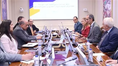 وزيرا الاتصالات وقطاع الأعمال يتابعان مشروع تخطيط الموارد المؤسسي بالشركات القابضة
