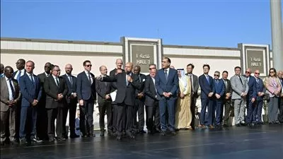 مدبولي يتفقد جناح وزارة النقل بمعرض ومؤتمر النقل الذكي للشرق الأوسط وإفريقيا