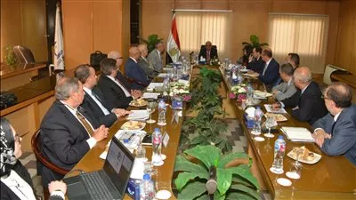 وزير قطاع الأعمال يتابع مع رؤساء شركات الأدوية تنفيذ اشتراطات التصنيع الجيد 