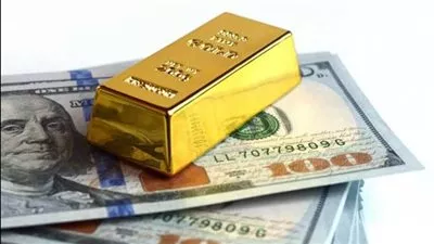 تراجع أسعار الذهب للأسبوع الثاني على التوالي بضغط ارتفاع الدولار
