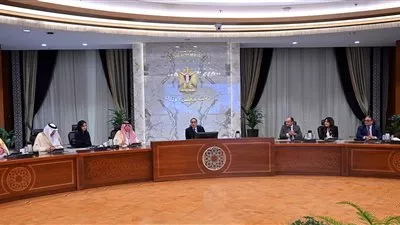 رئيس الوزراء يبحث سبل زيادة الاستثمارات السعودية في السوق المصرية