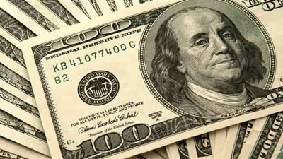 الدولار يواصل الخسائر ويهبط لأدنى مستوياته في شهرين
