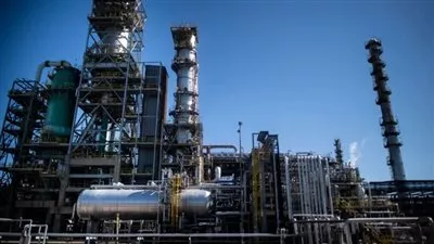 ارتفاع عقود برنت الآجلة 2% مع توقعات تخفيض الإنتاج