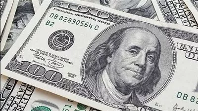 الدولار يتراجع مع إشارة الفيدرالي الأمريكي لاحتمال خفض الفائدة في 2024