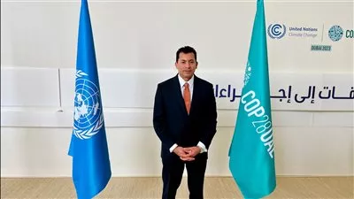 وزير الشباب والرياضة يصل دبي للمشاركة بمؤتمر المناخ COP28 