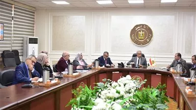 وزير العمل يُتابع الإجراءات التنفيذية لإنشاء منصة إلكترونية للعمالة غير المنتظمة