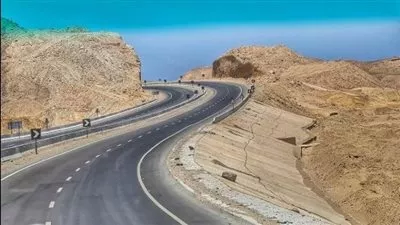 إعادة فتح طريق مرسى علم - إدفو جزئيًا بعد غلقه بسبب السيول