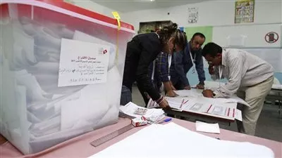 انتهاء الاقتراع في الانتخابات الرئاسية واستمرار التصويت لمن حضروا قبل التاسعة