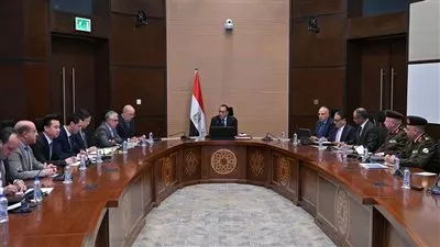 رئيس الوزراء يستعرض مقترحاً للاستفادة من المياه المتخلفة عن مشروعات التحلية