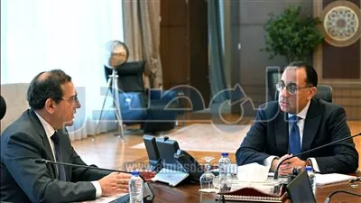 رئيس الوزراء يوجه بالتوسع في مبادرة تحويل السيارات للعمل بالغاز الطبيعي