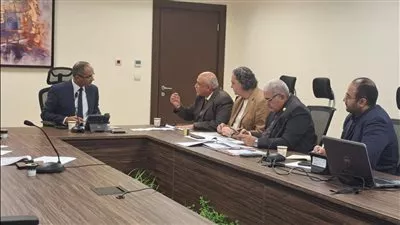 «الإسكان» تبحث مع المقاولون العرب فرص التعاون بقطاع مياه الشرب والصرف الصحي 