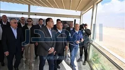 رئيس الوزراء يبدأ جولة تفقدية بعدد من مشروعات المنطقة الاقتصادية لقناة السويس