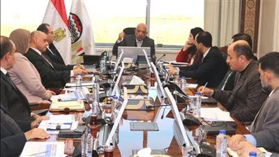 وزير قطاع الأعمال يستعرض الجدول الزمني لتشغيل مصانع الغزل والنسيج الجديدة