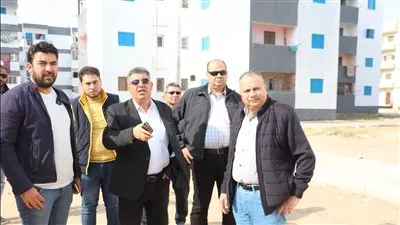 وزير الإسكان يتابع سير العمل بمشروعات الطرق والمرافق بمدينة السادات