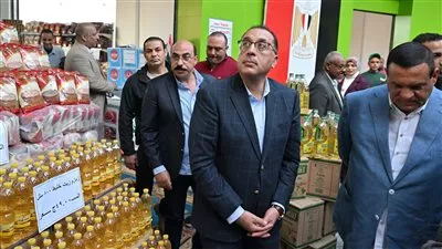 رئيس الوزراء يتفقد معرض السلع الغذائية بحي «اللوتس» في أسوان