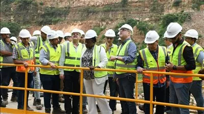 وزير الإسكان يشهد تشغيل أول توربينة بمشروع سد ومحطة «جوليوس نيريري» بتنزانيا