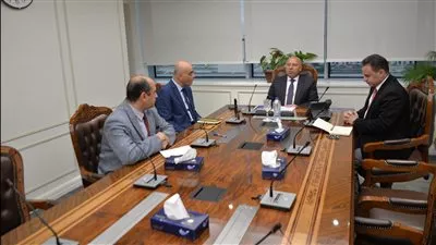 «الوزير» يتابع معدلات نقل البضائع والشاحنات عبر الخط العربي للنقل البري والبحري 