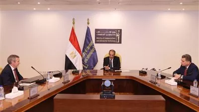 وزير الاتصالات يبحث الخطط التوسعية لشركة فودافون العالمية «فويس» فى مصر