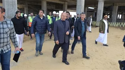 وزير النقل يتفقد مواقع العمل بالخط الأول من مشروع القطار السريع