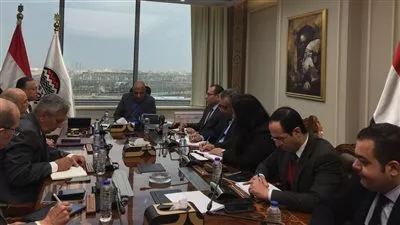 وزير قطاع الأعمال يستعرض آليات تنفيذ قرارات حزمة الحماية الاجتماعية