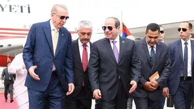 الرئيس السيسي يستقبل نظيره التركي بمطار القاهرة الدولي