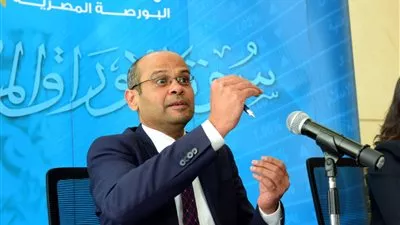 رئيس البورصة المصرية يفتتح قاعة التداول بالمبنى التاريخي