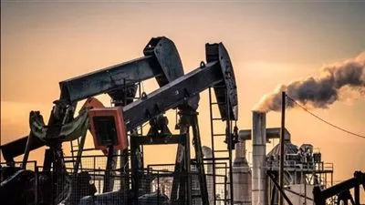 زيادة مخزونات الخام الأمريكية تهبط بأسعار النفط 