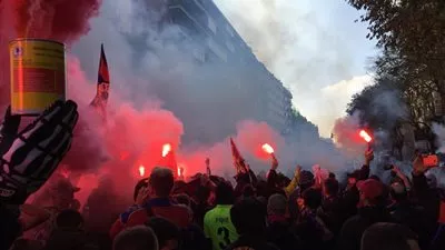 فيديو.. جماهير برشلونة تشعل الشماريخ قبل الكلاسيكو