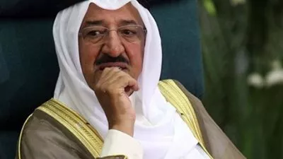 محلب يستقبل أمير الكويت بمطار شرم الشيخ للمشاركة في المؤتمر الاقتصادي