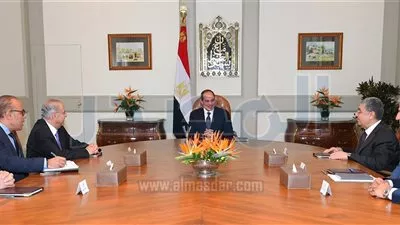 السيسى يستعرض مشروع الربط الكهربائي بين مصر وقبرص واليونان