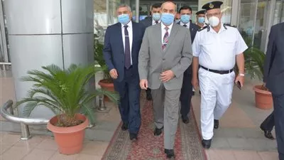 مصر تفتح مطاراتها أمام العالم.. ووزير الطيرانيتفقد مطار القاهرة الدولى