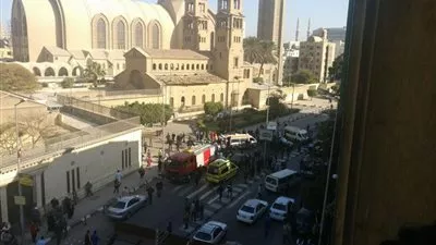 العشرات يتجمهرون أمام الكاتدرائية ويطالبون بإعلان أسماء الضحايا